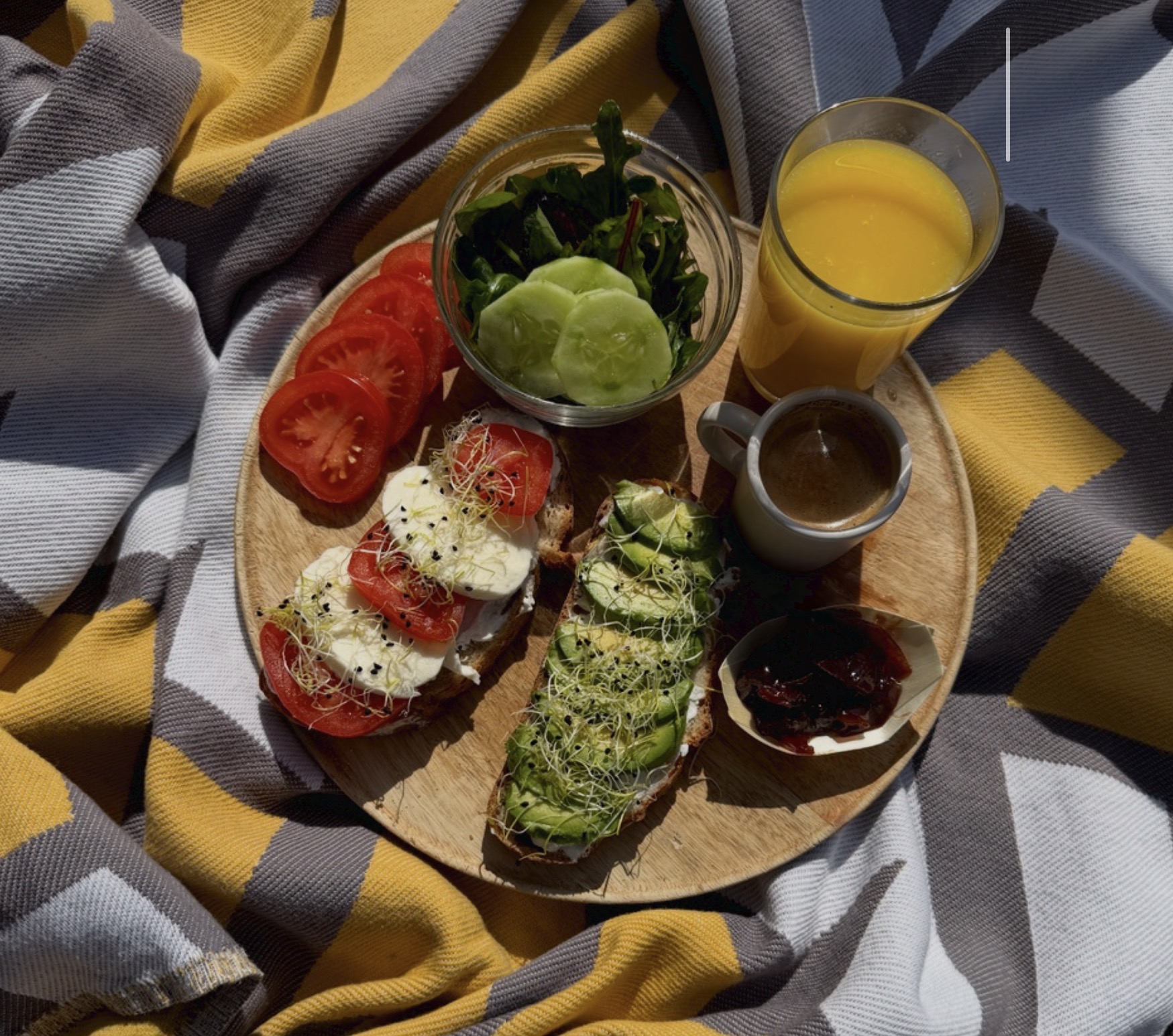 Ukázka z našich snídaní — slaná snídaně s toasty, avokádem, mozzarellou a rajčetem