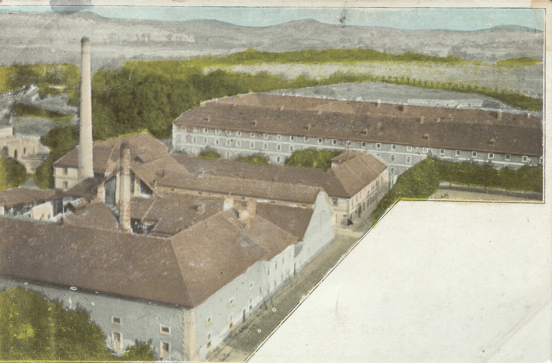 Dobová pohlednice areálu bývalého pivovaru v Terezíně s vysokým cihlovým komínem